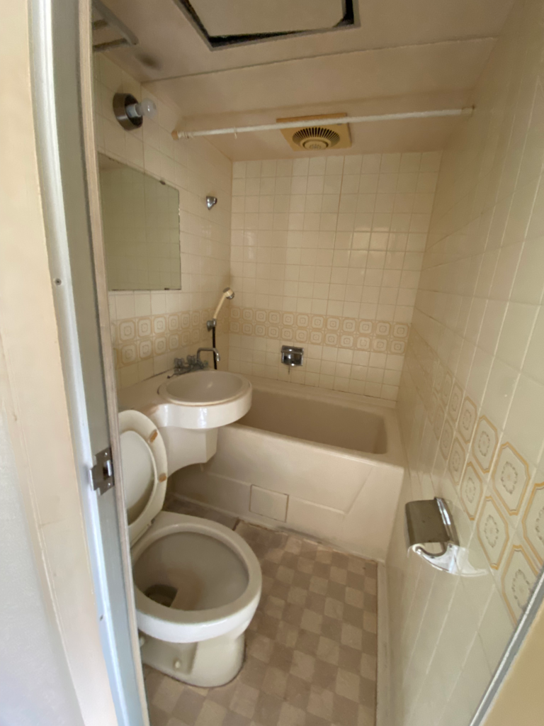 古くて狭い3点式ユニットバス